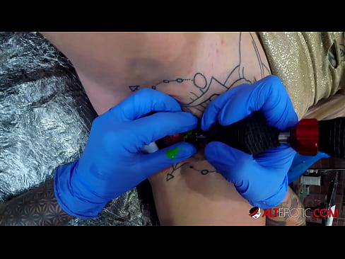 ❤️ tattooed ທີ່ສຸດ Hottie Sully Savage ໄດ້ຮັບ tattoo ສຸດ clitoris ຂອງນາງ ❤️ ການຮ່ວມເພດພິເສດ ຢູ່ທີ່ພວກເຮົາ lo.classicmebel21.ru% ❤